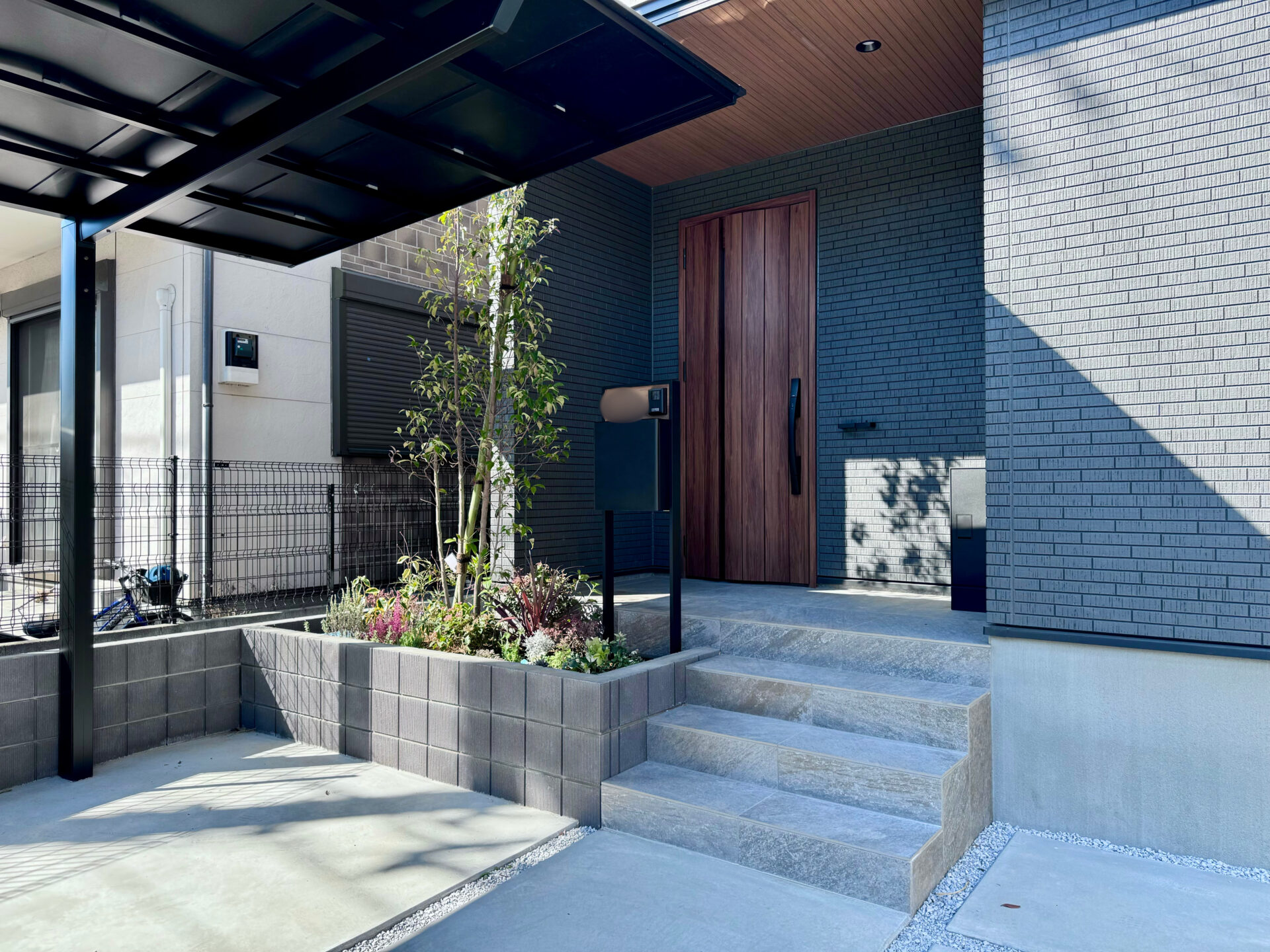 【八潮市】木目天井×ダークグレー　モダン・インダストリアルの雰囲気　”男の隠れ家”のある家